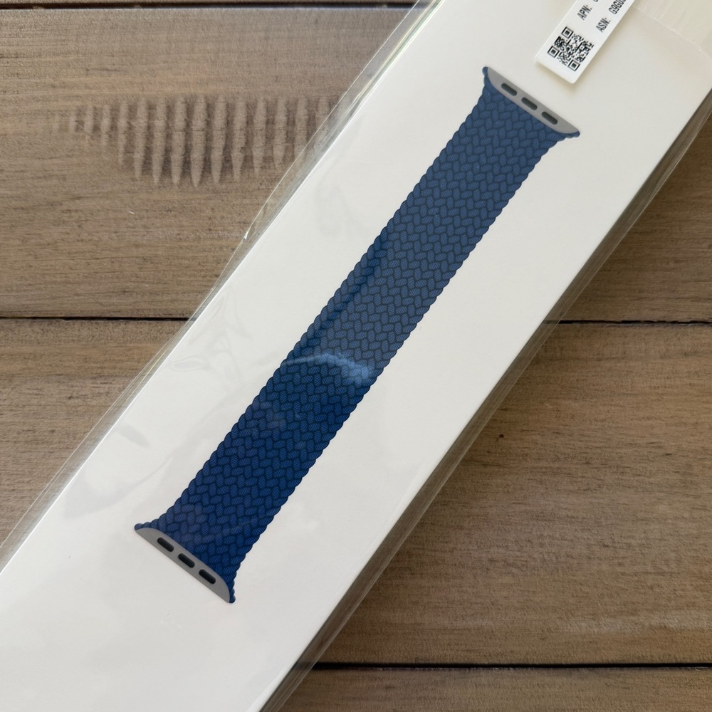 New (tried on) Apple 44mm Braided Solo Loop (sz 10)